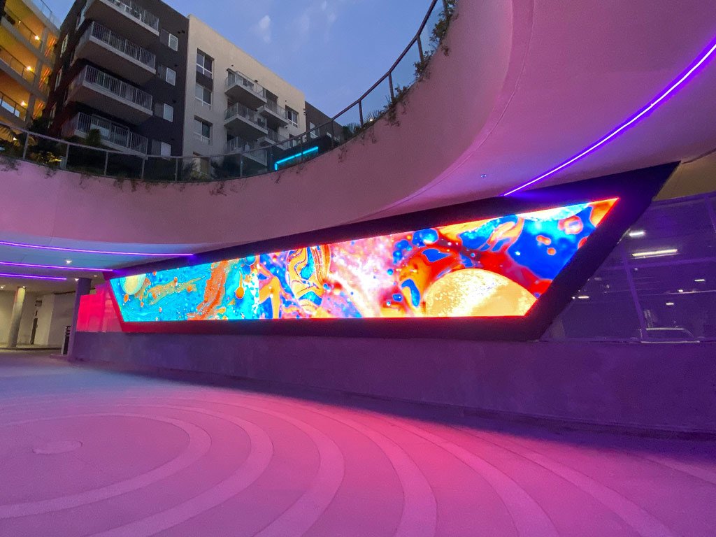 SNA-Display in Hollywood: Trapezförmiges LED-Display bei The Rise (Foto: SNA Displays)