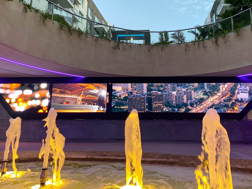 SNA-Display in Hollywood: Trapezförmiges LED-Display bei The Rise (Foto: SNA Displays)