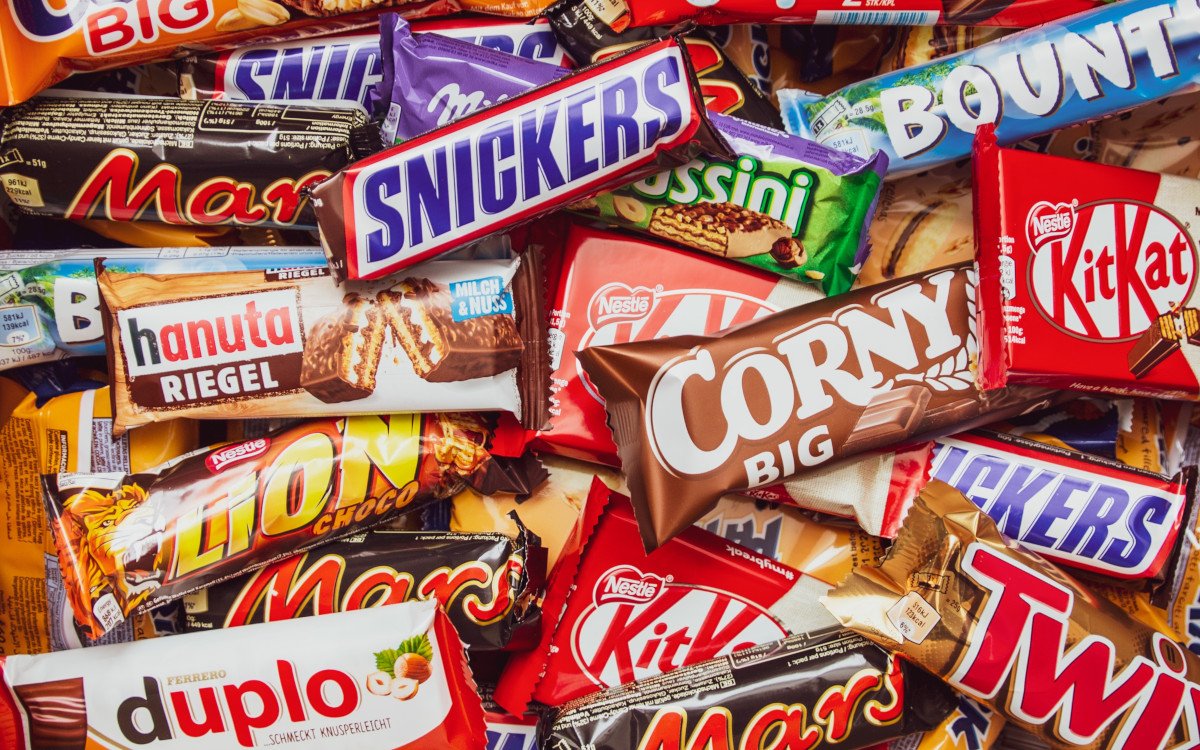 Die Werbung für unter anderem Süßigkeiten soll beschränkt werden – das fordert ein offener Brief von 398 Organisationen (Symbolbild; Foto: Denny Müller/Unsplash)