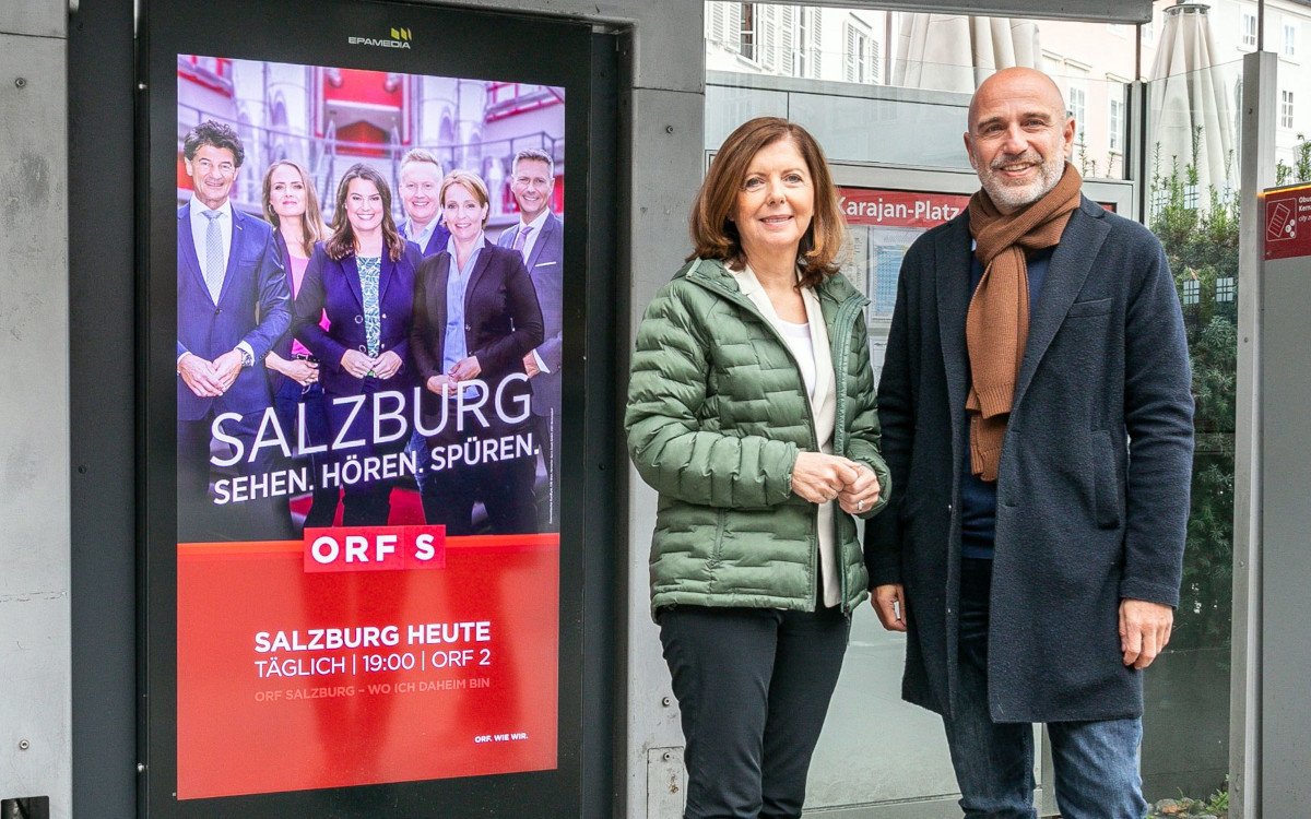 Waltraud Langer, Landesdirektorin ORF Salzburg, und Thomas Frauenschuh von Epamedia vor einem ORF-DooH-Plakat. (Foto: EPAMEDIA)