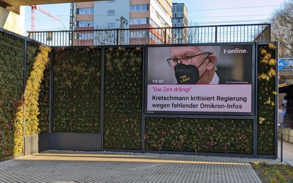 DooH-Vertikalbepflanzung in München im Januar 2022 (Foto: invidis)