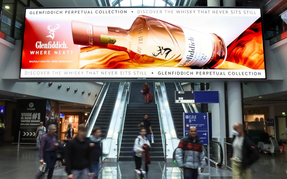 Whisky-Werbung mit 3D Effekt: Kampagne von Glenfiddich am Terminal 1 im Frankfurt Airport (Foto: Media Frankfurt)