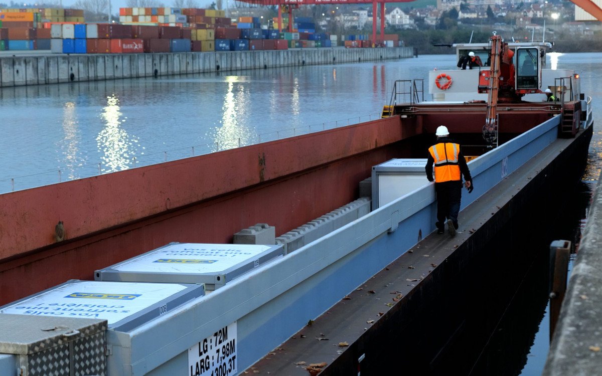 Containerschiff mit Ikea-Paketen auf der Seine (Foto: Ingka Group)