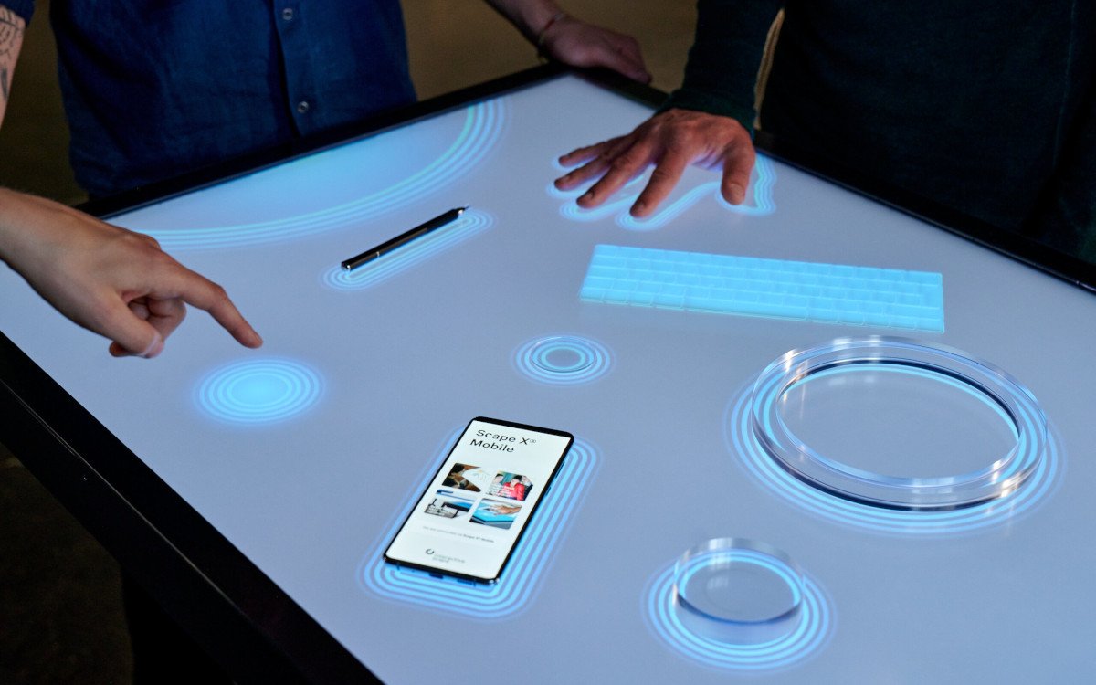 Die digitalen Tische von Interactive Scape interagieren mit Objekten und Smartphones. (Foto: Interactive Scape)