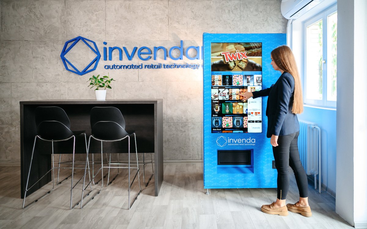Invenda entwickelt Software und Hardware für automatisierte Verkaufslösungen, wie die Snack-Automaten mit Touchscreen. (Foto: Invenda)