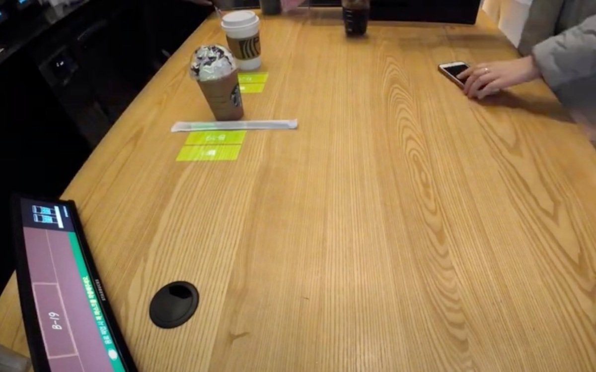 AI-Projektion bei Starbucks Korea (Foto: Screenshot)
