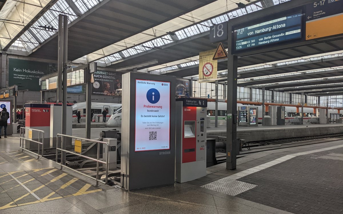 Probewarnung vom Warntag 2022 am Münchner Hauptbahnhof (Foto: invidis)