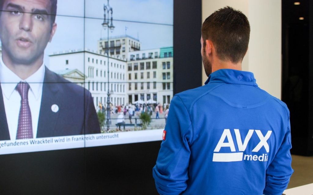 AVX Media hat Erfahrung im Installieren von Displays. Das Fazit des Unternehmens: Eine bessere Zugänglichkeit für die Bedienung wäre gut. (Foto: AVX Media GmbH)