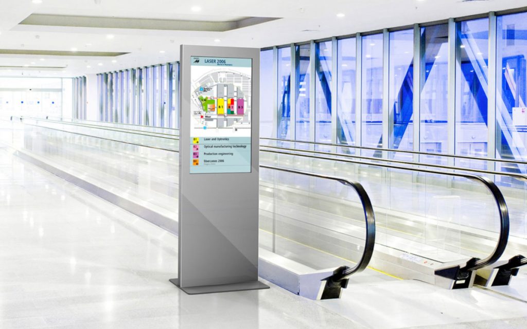 Die Stele Lena FP Pro kann in sensitiven Bereichen, zum Beispiel am Flughafen eingesetzt werden. (Foto: Werkstation)