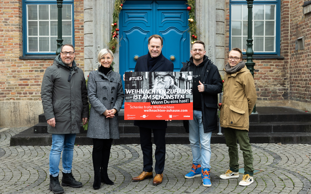 Düsseldorfs Oberbürgermeister Stephan Keller (mitte) präsentiert mit den Partnern die Kampagne. (Foto: Matthias Härtel)