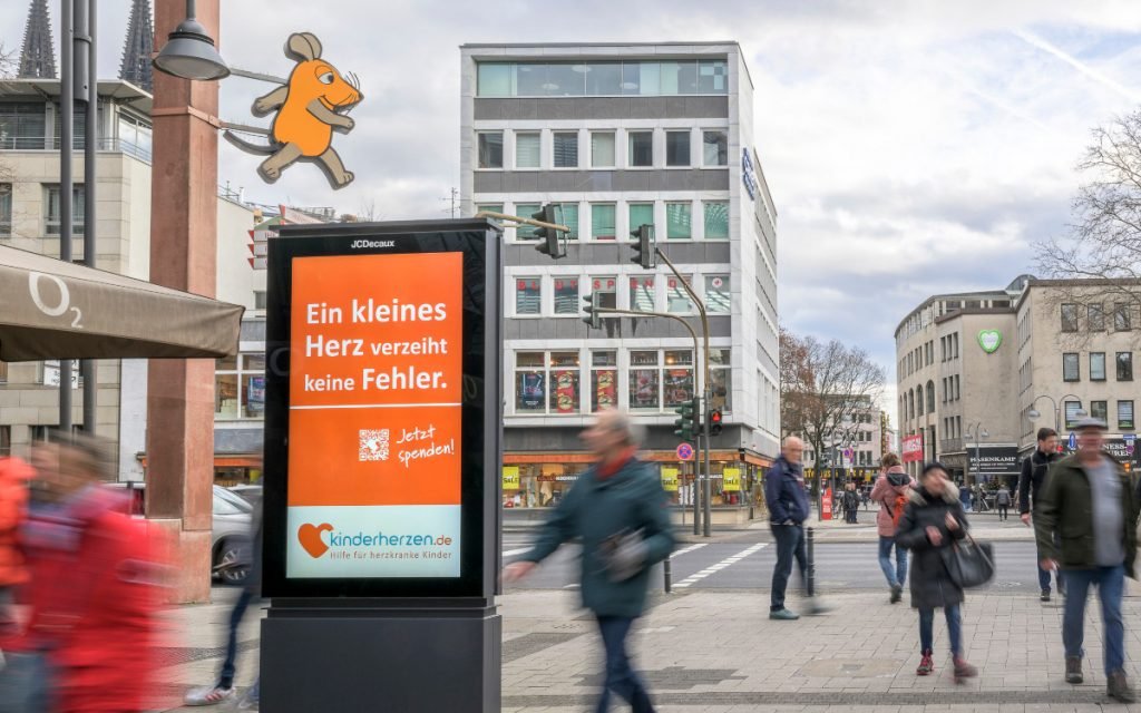 Herzenskinder-Kampagne auf Werbeflächen von Wall (www.kneppeck-fotografie.de)