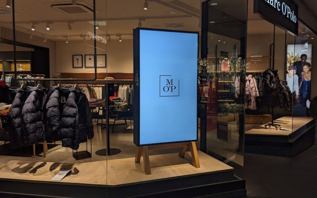 Storefront Signage - Digital Signage im Schaufenster (Foto: invidis)