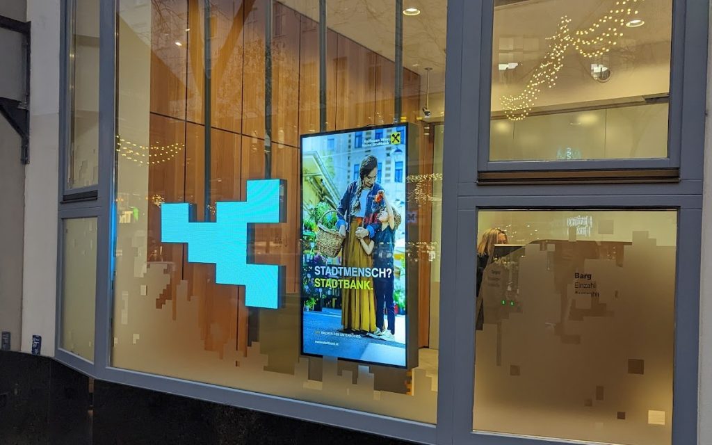 Storefront Signage - Digital Signage im Schaufenster (Foto: invidis)