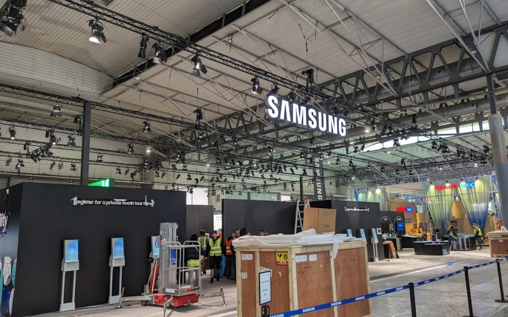 Der Samsung-Stand im Aufbau (Foto: invidis)