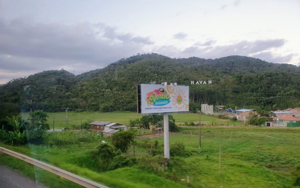 Südbrasilien: Billboards am Straßenrand (Foto: invidis)