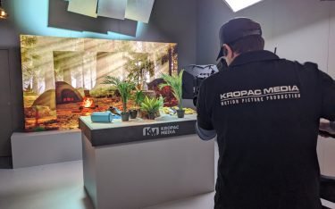 Berti Kropac von KM Studios, Content Creator, führt das Virtual-Production-Setup von Sony auf der ISE 2023 vor. (Foto: invidis)