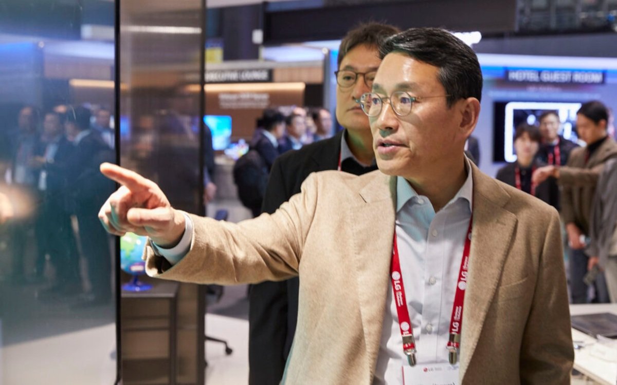 LG Electronics CEO Joo-Wan Cho zu Besuch auf der ISE (Foto: LG)