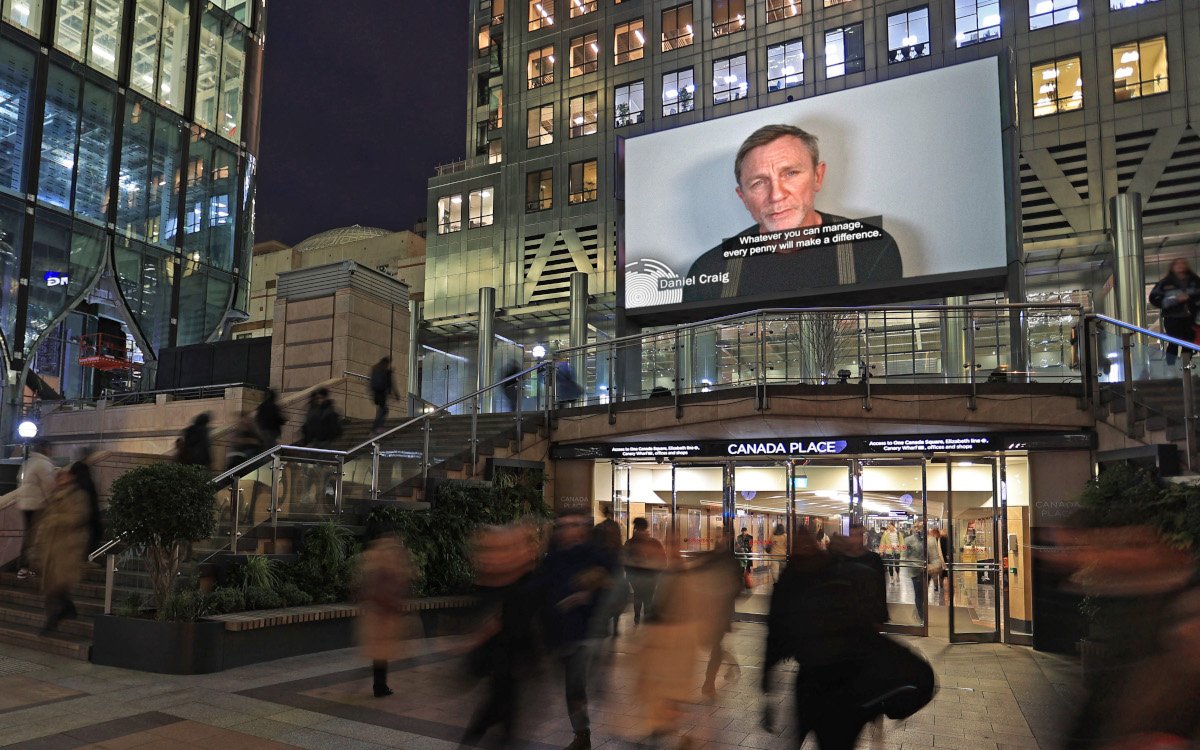 Der Spendenaufruf von Channel 4 mit Daniel Craig lief unter anderem auf dem Screen von Ocean Outdoor in Canary Wharf. (Foto: Ocean Outdoor)
