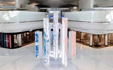 Die digitale Säulenlandschaft ist Teil des Kunstkonzepts des renovierten Terminal A im Newark Airport. (Foto: Moment Factory)