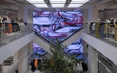 Die LED-Wand bei H&M in der Londoner Regent Street verändert ihre Farben je nach Tageszeit und Wochentag. Beim Vorbeigehen reagiert das Bild mit dynamischer Bewegung. (Foto: Leyard Europe)