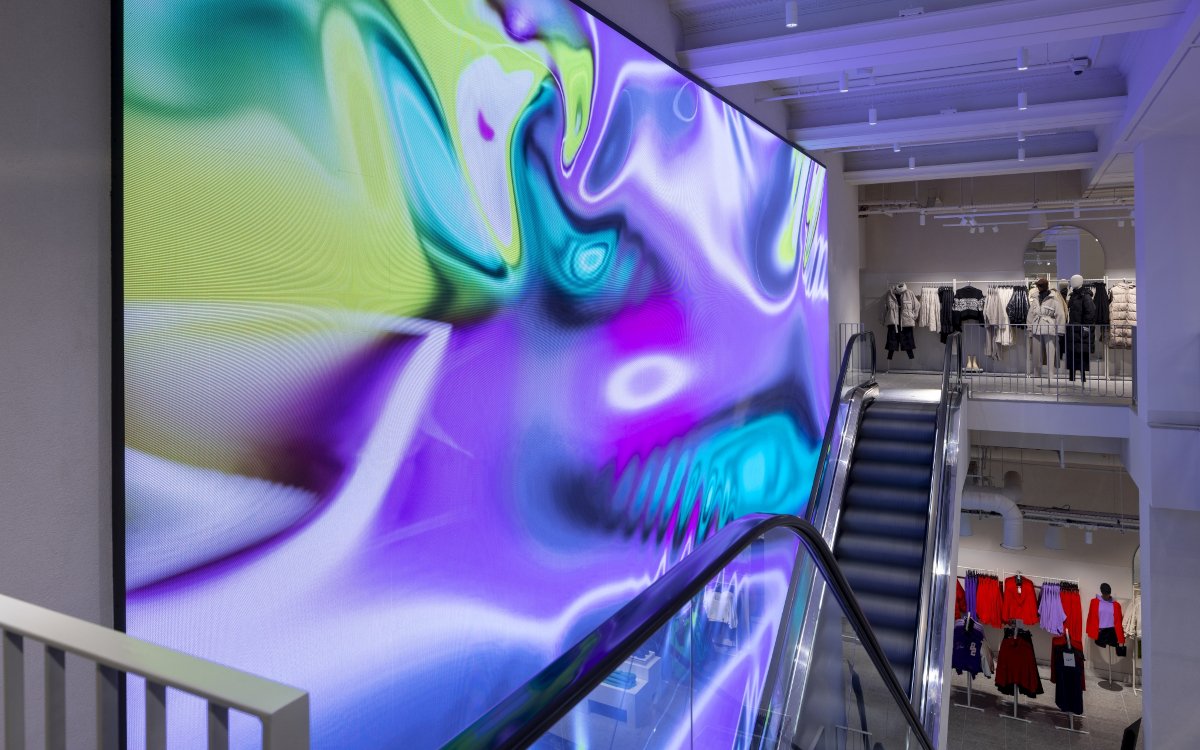 Interaktive LED-Wand im H&M-Flagshipstore (Foto: Leyard Europe)