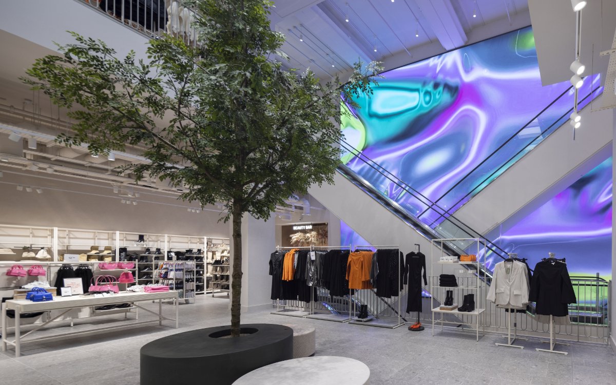 Interaktive LED-Wand im H&M-Flagshipstore (Foto: Leyard Europe)