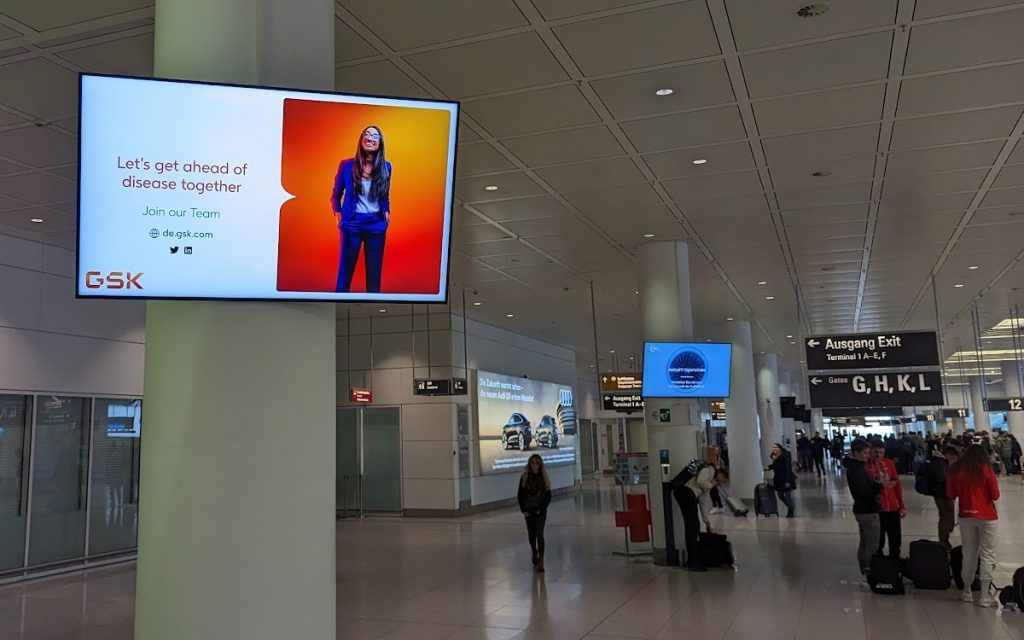 Recruiting-Kampagne von GSK am Flughafen München (Foto: invidis)