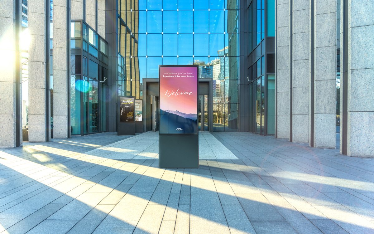 Die Kombination macht's: Accenta stellt auf der Euroshop Slimline Poster-Stelen mit der Kiosk-IQ-Software vor. (Foto: ACCENTA)