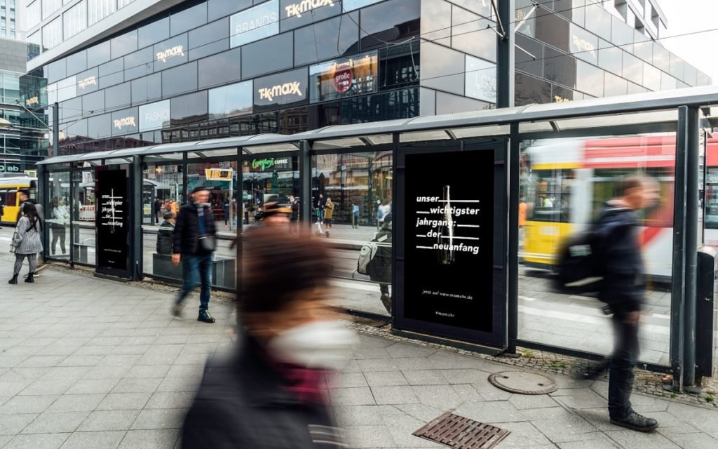 Ahrtal-Flut-Kampagne auf DooH-Screens (Foto: WallDecaux)