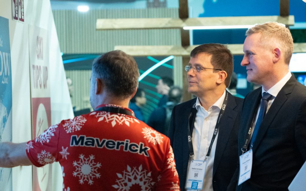 Auch die invidis-Experten Stefan Schieker (Mitte) und Florian Rotberg (rechts) begutachteten den TD-Synnex Maverick-Stand. (Foto: TD Synnex Maverick)
