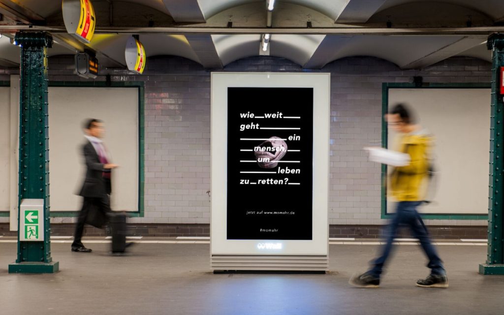 Ahrtal-Flut-Kampagne auf DooH-Screens (Foto: WallDecaux)