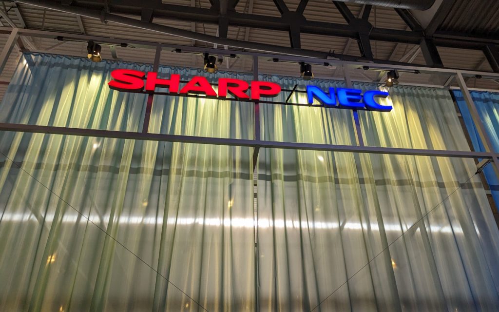 Auch die Vorhänge will Sharp/NEC einem neuen Zweck zuführen. (Foto: invidis)
