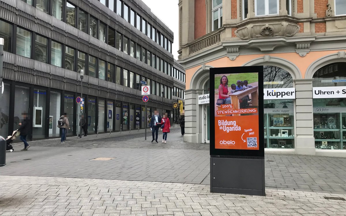 DooH-Spendenaufruf für die Hilfsorganisation Obolo, die sich in Uganda für Zugang zu Bildung engagiert. (Foto: planus media)