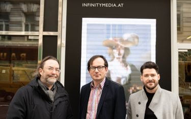 Von links: Knut Neumayer - Geschäftsführer Künstlerhaus, Günther Oberhollenzer - Künstlerischer Leiter Künstlerhaus, Nico Schluga - Gründer Infinity Media (Foto: Infinity Media)Von links: Knut Neumayer - Geschäftsführer Künstlerhaus, Günther Oberhollenzer - Künstlerischer Leiter Künstlerhaus, Nico Schluga - Gründer Infinity Media (Foto: Infinity Media)