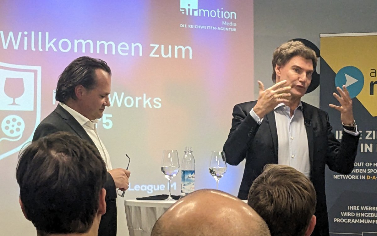 Tobias Lobe (links), Gründer von Airmotion, spricht als Gastgeber des "Mediaworks After 5" mit Carsten Maschmeyer. (Foto: invidis)