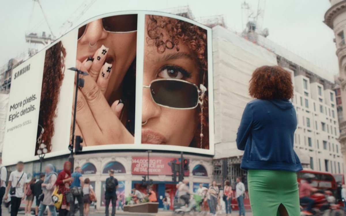 Samsung buchte den DooH-Screen am Londoner Piccadilly Circus - und bot Passanten die Chance, sich selbst auf der LED-Wand zu sehen. (Foto: Samsung)