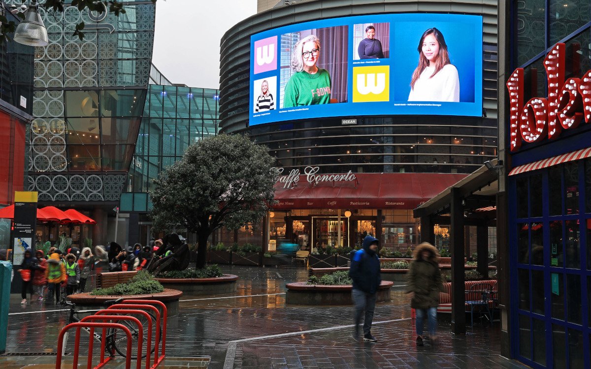 Auf der Fassade des Shopping Centers Westfield Stratford City: Portraits von Frauen, für die Erfolg ganz unterschiedlich aussieht (Foto: Ocean Outdoor)