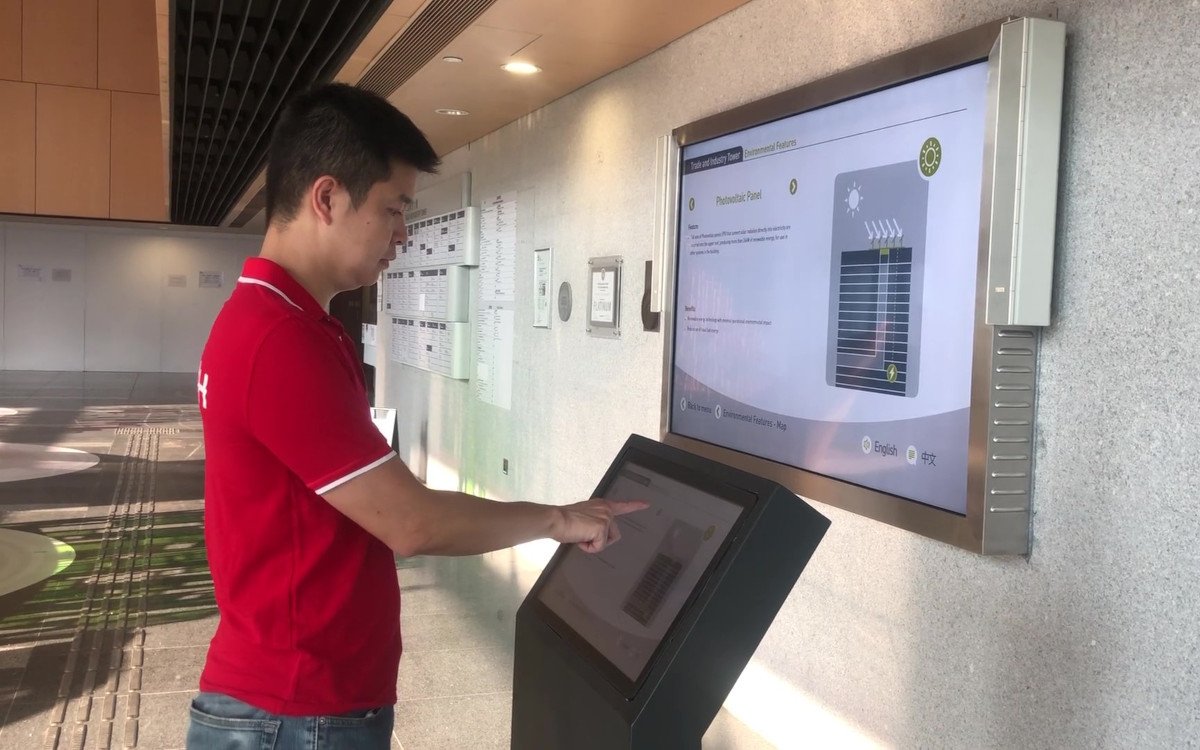 Ein Digital Signage-Duett in der Lobby des TI Tower in Hongkong: Ein interaktiver Screen mit kontaktloser Oberfläche und ein großer Wandscreen präsentieren Gebäudeinformationen. (Foto: Zytronic)