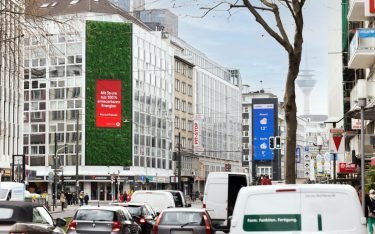 Vodafone ist Werbepartner der neuen "grünen" DooH-Fläche von Blowup Media in Düsseldorf. (Foto: Vodafone)
