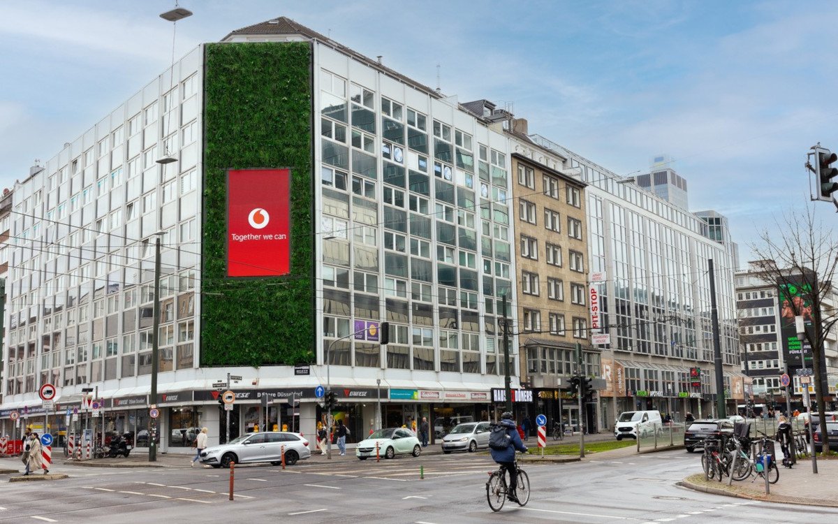 Vertical Garden mit Vodafone-Werbung in Düsseldorf (Foto: Vodafone)