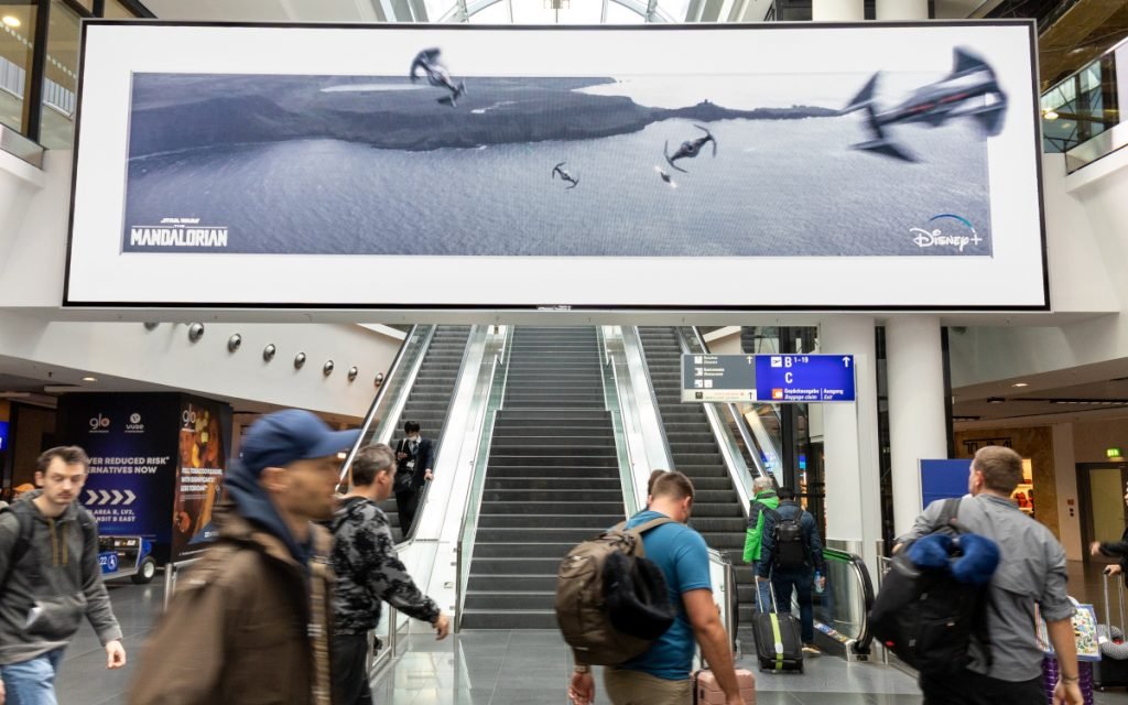 Forced-Perspective-Spot für "The Mandalorian" am Flughafen Frankfurt (Foto: Disney -DDB)