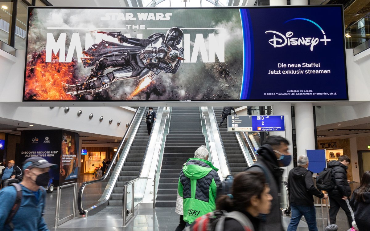 Forced-Perspective-Spot für "The Mandalorian" am Flughafen Frankfurt (Foto: Disney -DDB)