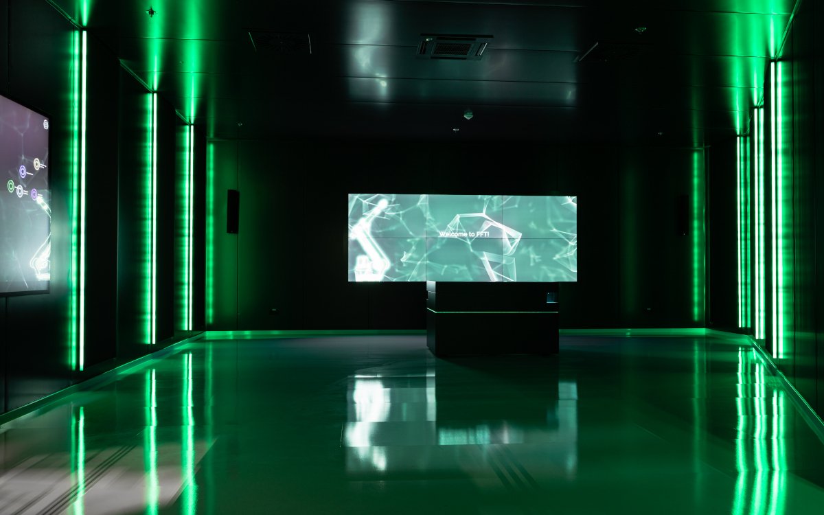 Der von Garamantis gestaltete Showroom inszeniert die Produktionssysteme mit interaktiver Präsentation und dramatischen Sound-/ Lichteffekten. (Foto: Garamantis)