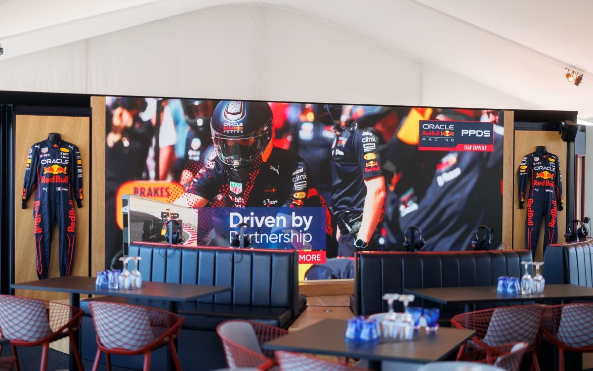 Eine der drei maßgeschneiderten LED-Wände von PPDS, die im Red Bull Racing Paddock Club stehen (Foto: PPDS)