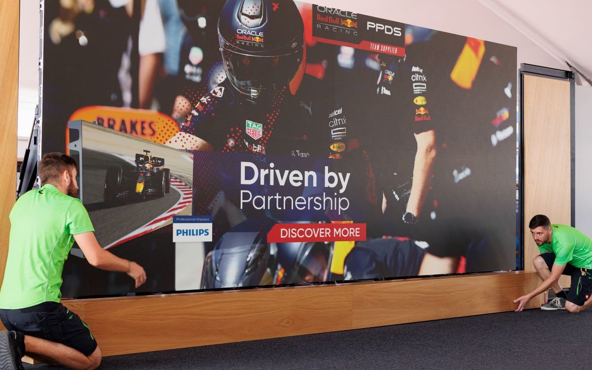 Aufbau der 10-Quadratmeter-Videowand von PPDS für Red Bull Racing (Foto: PPDS)