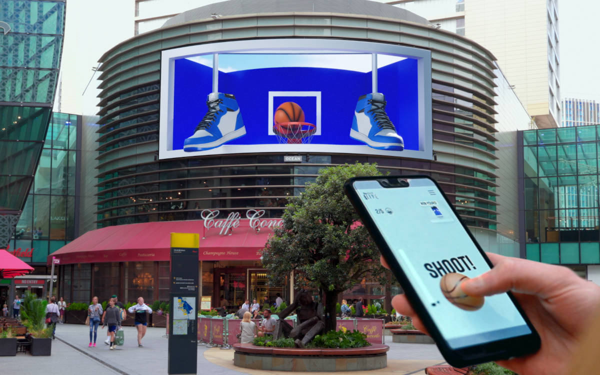 Mit Deepscreen Alive Play können sich Zuschauer über ihr Smartphone mit großen DooH-Screens verbinden, wie hier mit dem Fassaden-Screen "Four Dials" in Westfield Stratford City, London. (Foto: Ocean Outdoor)