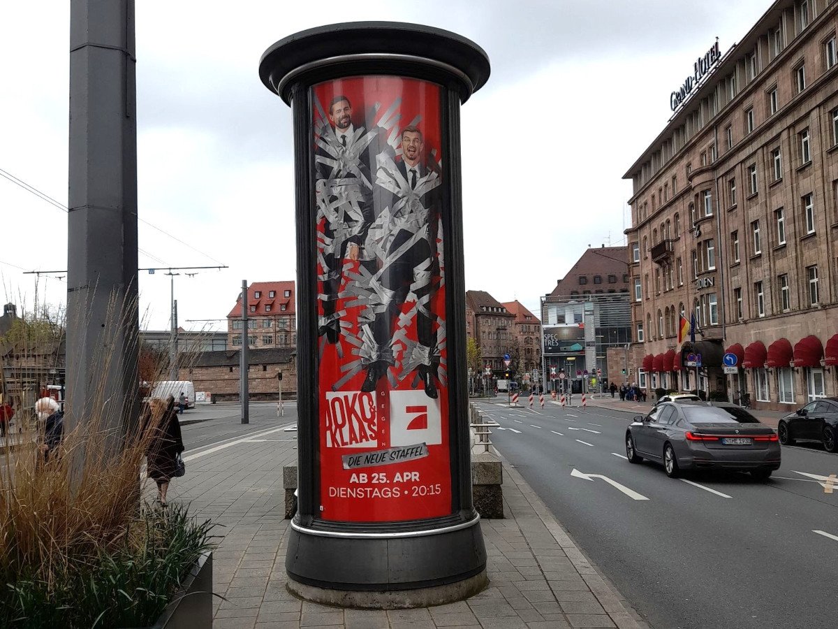 "Joko & Klaas gegen Prosieben"-Kampagne auf City Light Säule (Foto: It Works Aussenwerbung)
