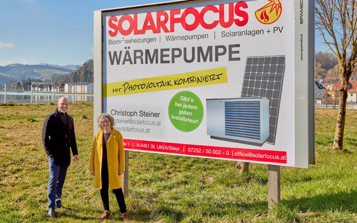 Von links: Michael Höller, Account Manager Epamedia, und Birgit Gröbner, Marketing bei Solarfocus (Foto: EPAMEDIA)
