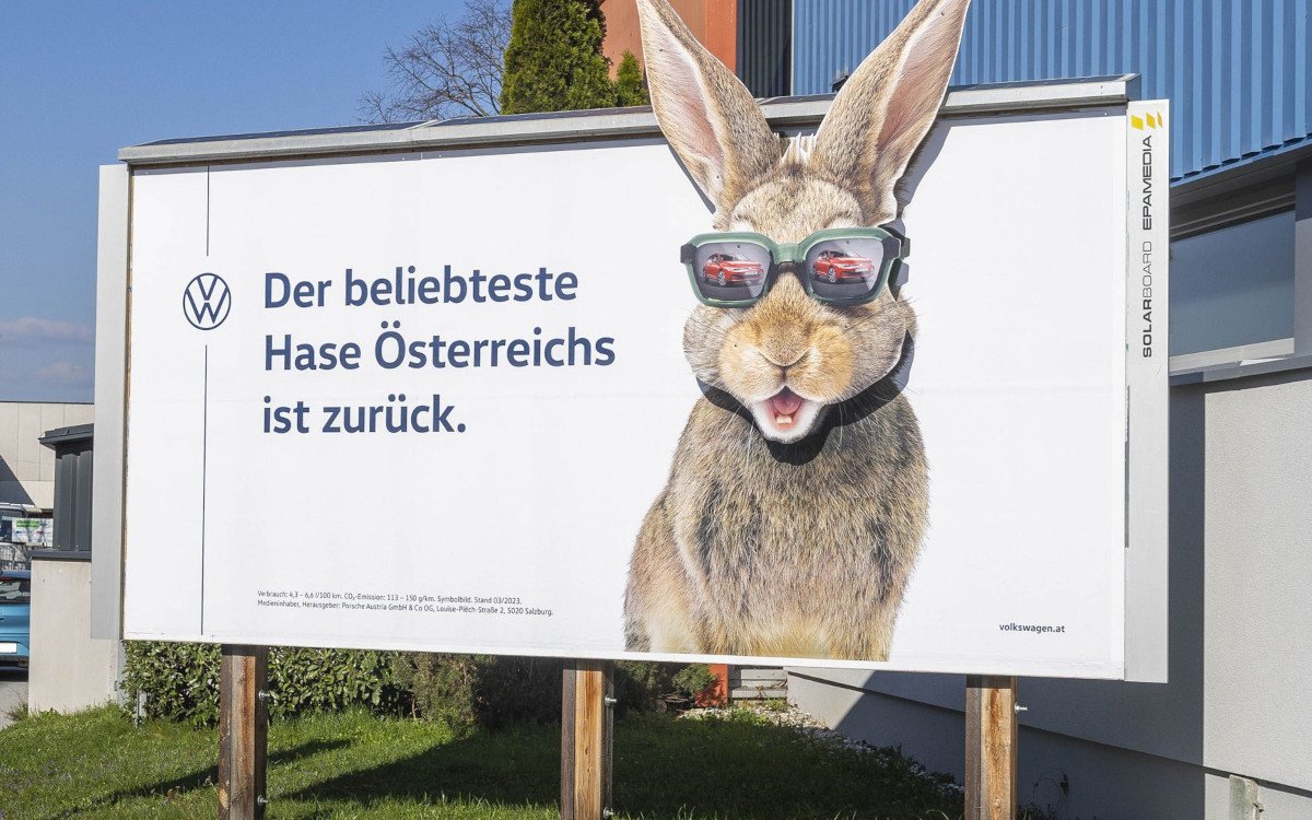 VW-Rabbit-Plakat mit flächenübergreifendem Hasen (Foto: EPAMEDIA)