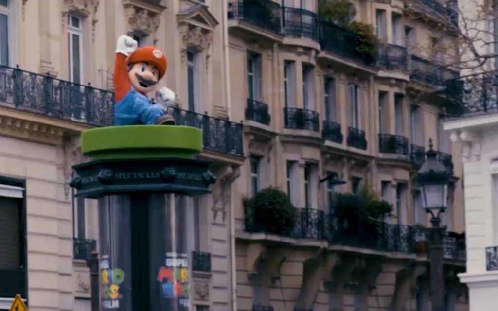 Mario auf Morris-Säule: Außenwerbung in Paris für den neuen Film "Super Mario Bros." (Foto: Screenshot, JCDecaux)